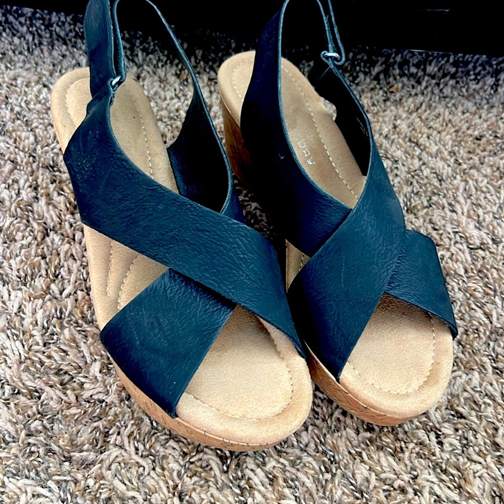 Size 8 shoes black wedges